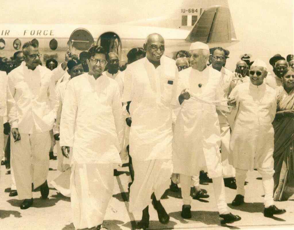 kamarajar photos Welcomed by Jawaharlal Nehru