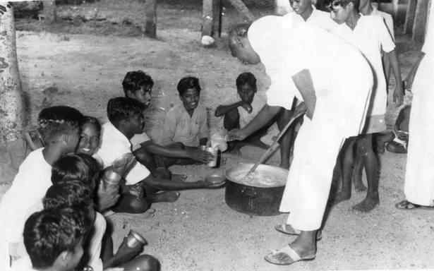 kamarajar photos - Serving Mid-day Meal to School children's